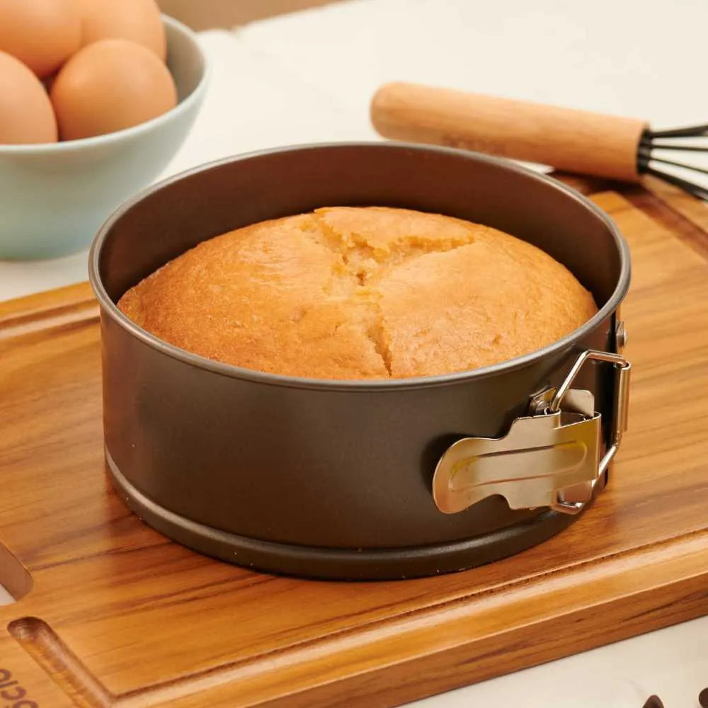 Non-stick cake mould with removable base