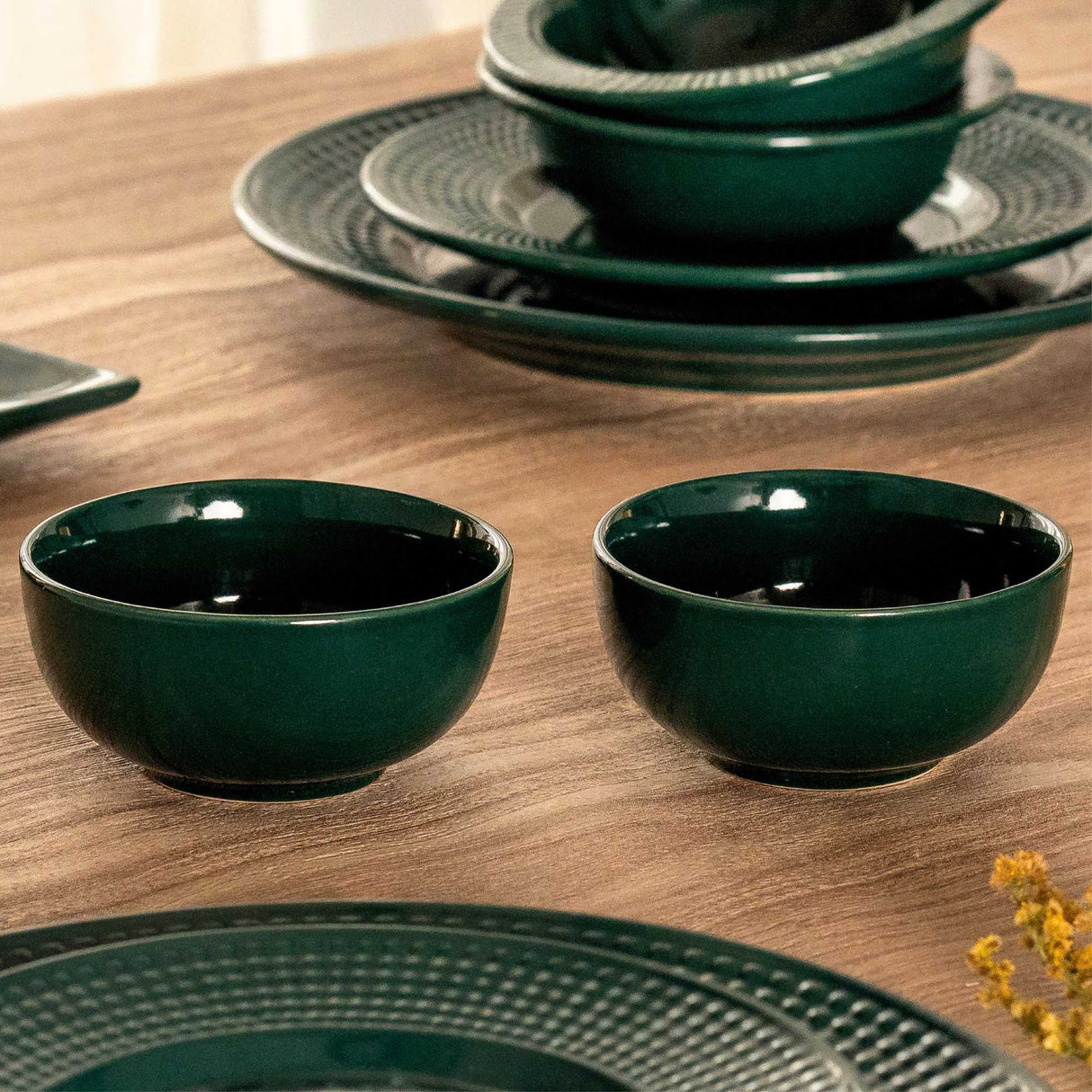 Set of 2 ceramic bowls in green